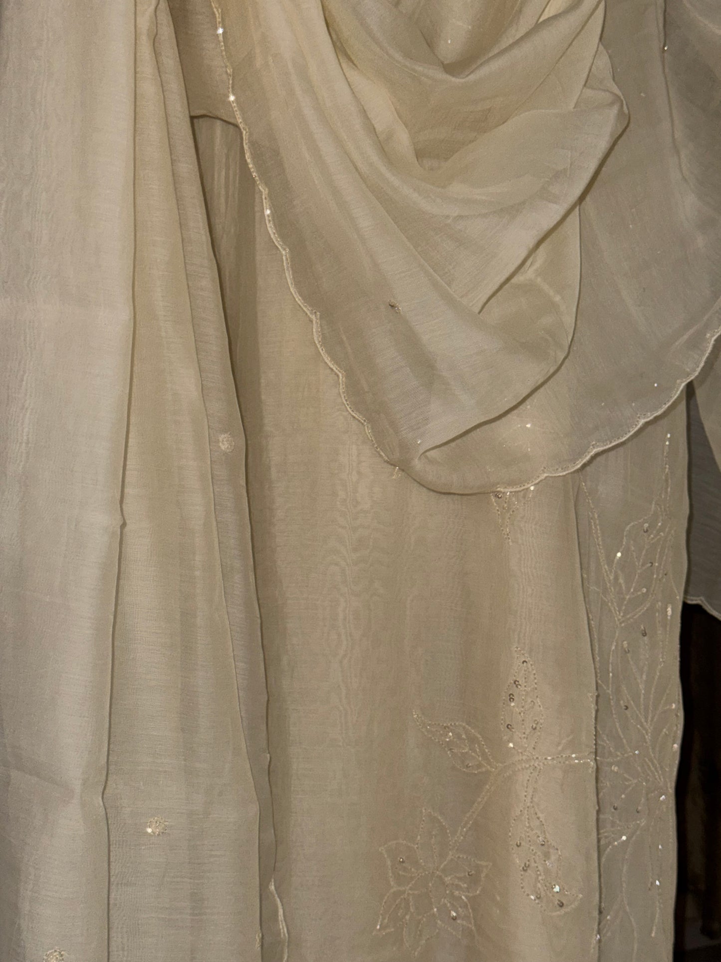 A whisper of elegance, woven in ivory. β¨π€